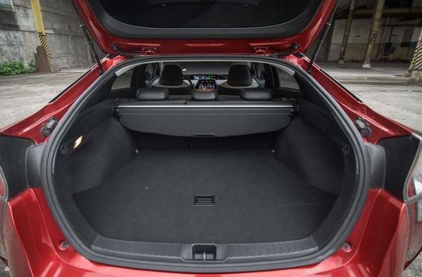 Toyota Prius 2018 hybrid cargo trunk