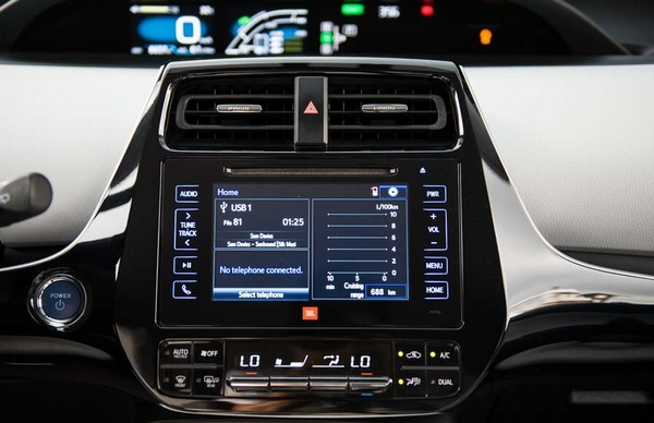 Toyota Prius 2018 hybrid touchscreen