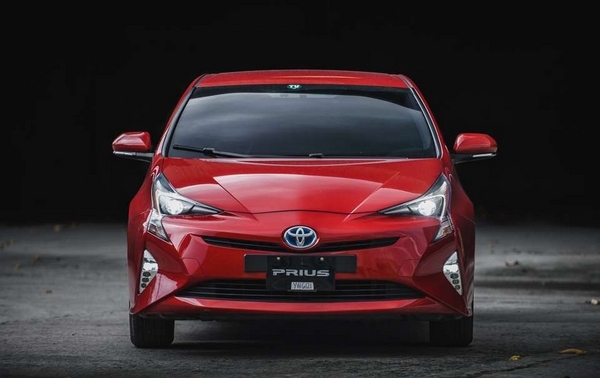 Toyota Prius 2018 hybrid front view