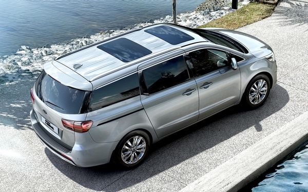 Kia Carnival 2018 seen from above