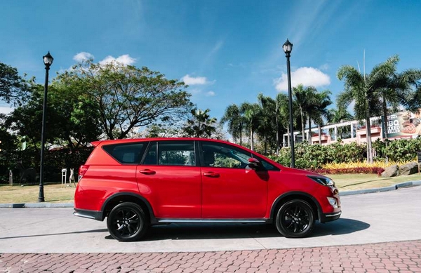 Toyota Innova Touring Sport 2018 side view