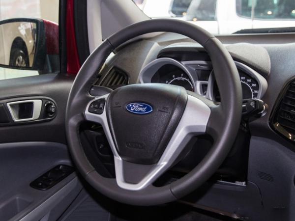 Ford EcoSport 2018 vs 2017: Interior Ford EcoSport 2017 steering wheel
