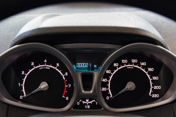 Ford EcoSport 2018 vs 2017: Interior Ford EcoSport 2017 odometer