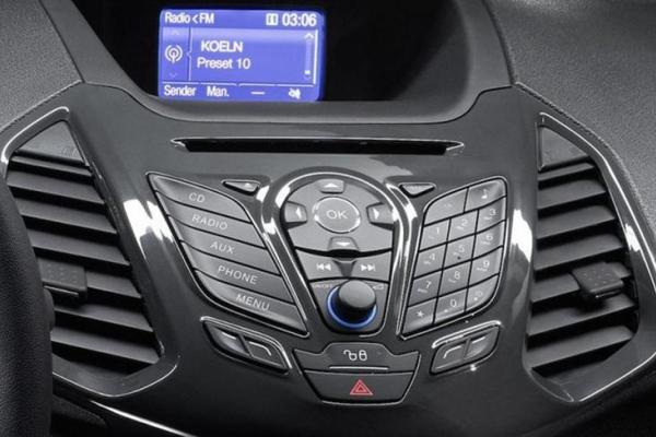 Ford EcoSport 2018 vs 2017: Interior Ford EcoSport 2017 dashboard