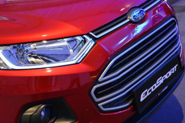 Ford EcoSport 2018 vs 2017: Exterior Ford EcoSport 2017 headlight