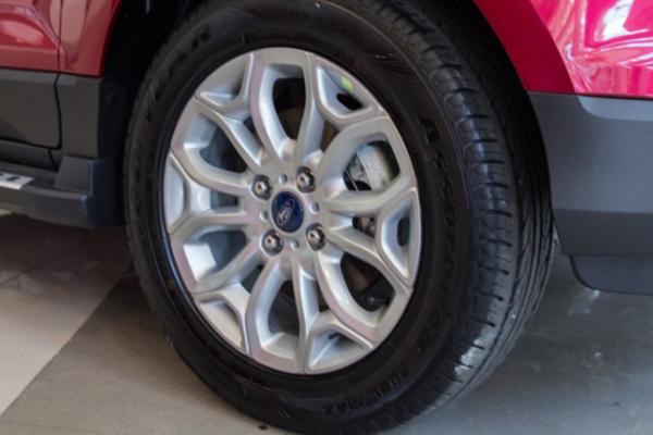 Ford EcoSport 2018 vs 2017: Exterior Ford EcoSport 2017 wheel