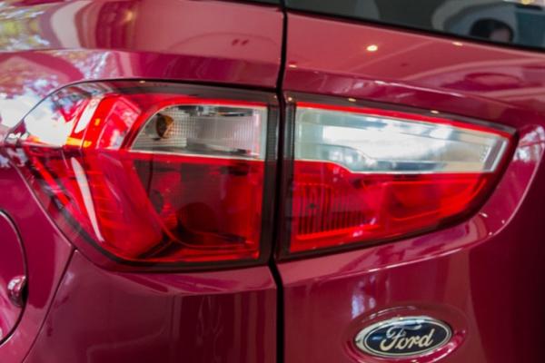 Ford EcoSport 2018 vs 2017: Exterior Ford EcoSport 2017 taillight