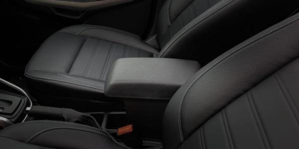Ford EcoSport 2018 vs 2017: Interior Ford EcoSport 2018 parking brake