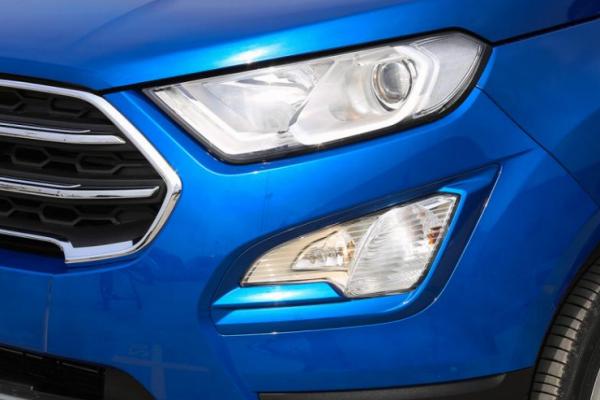 Ford EcoSport 2018 vs 2017: Exterior Ford EcoSport 2018 headlight