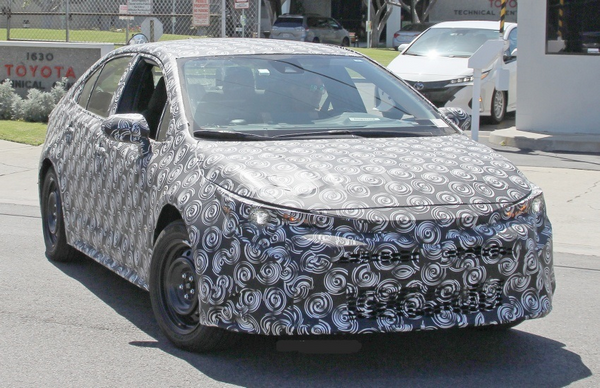 [Spy shots] Toyota Corolla 2019 sedan caught again with less camo