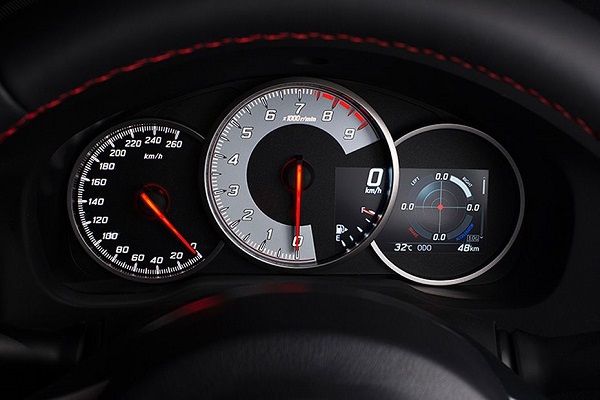 The CR-V sports a newly designed Tachometer positioned right behind its steering wheel which makes it a driver-friendly feature. CR-V Tacho Meter