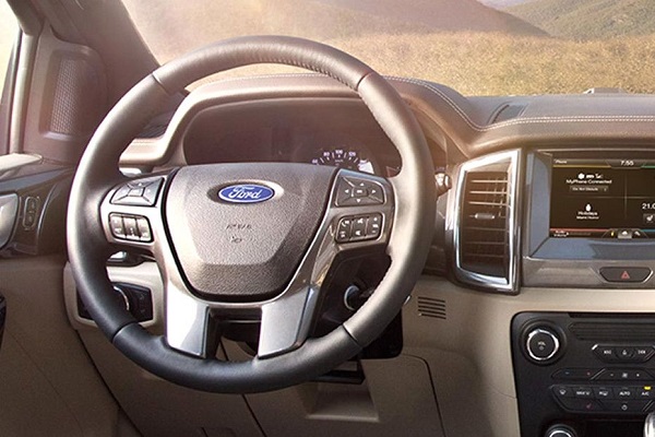 The Everest has one of the best looking and ergonomically-designed center console that any car owner can dream of. Ford Everest steering wheel and center console