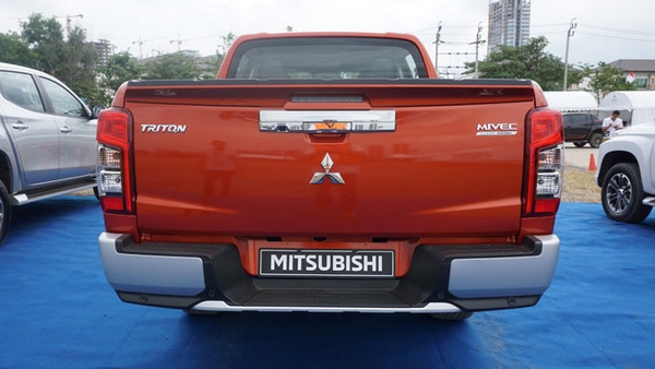Mitsubishi Strada 2019 rear 