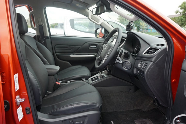 Mitsubishi Strada 2019 cockpit