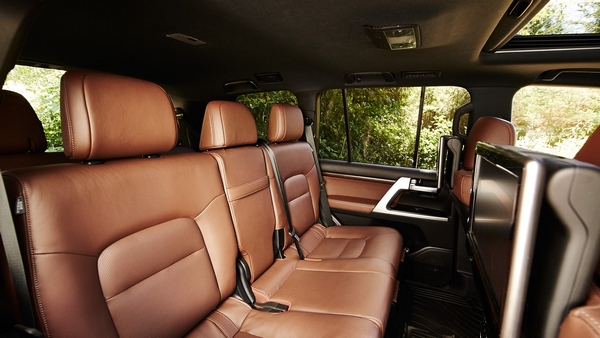 toyota land cruiser 2019 seating