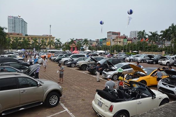 how much do car dealerships buy cars for