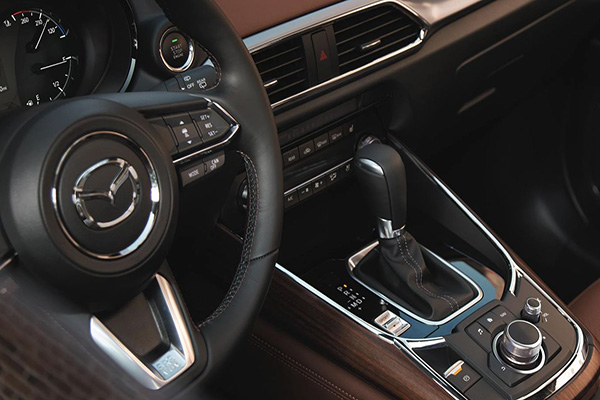 A close shot of the Mazda CX-9 2019 dashboard, shifter and steering wheel