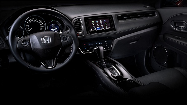 A picture of the dash and steering wheel of the Honda HR-V 2019 