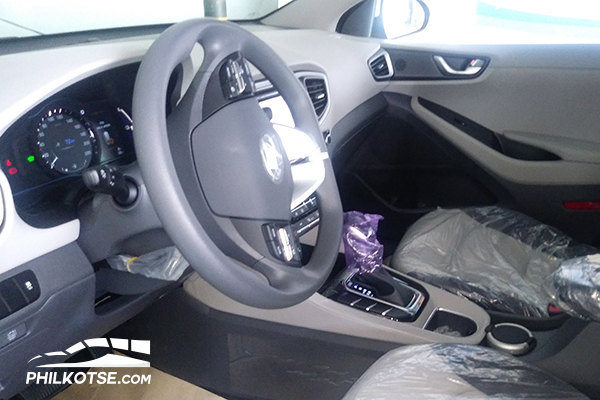 2019 Hyundai Ioniq hybrid diver's cabin