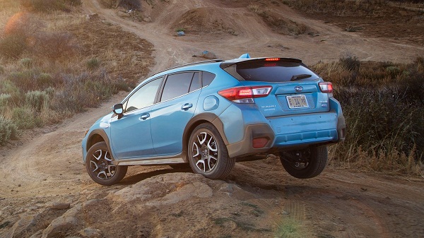 Plastic cladding in and around the wheel wells giving the Subaru the macho look Subaru XV 2019 rear view