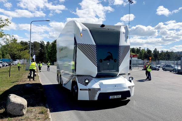 Driverless trucks: Einride T-log & T-pod caught operating in Sweden