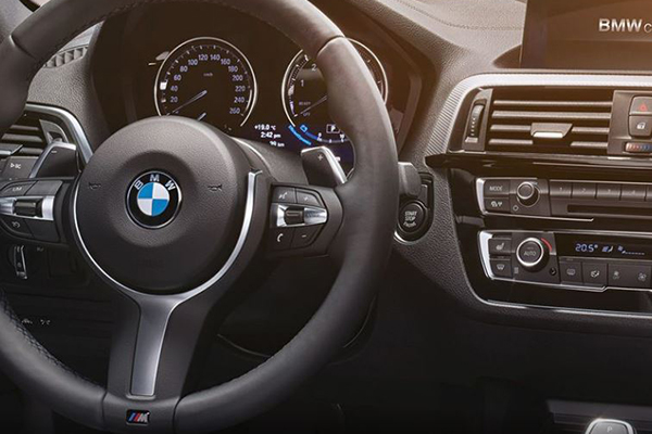 2020 BMW 118i M Sport steering wheel