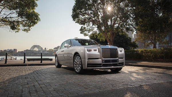 Rolls-Royce Phantom is a sedan great for small families and luxury shoppers Rolls Royce car Philippines price
