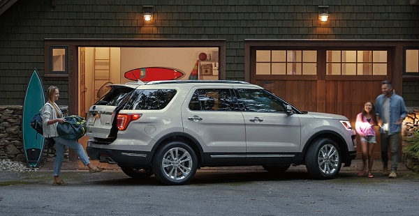 The automatic liftgate of the 2019 Explorer brings convenience to drivers 2019 Ford Explorer automatic liftgate