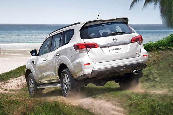 A picture of the rear of the NIssan Terra as it descends a hill