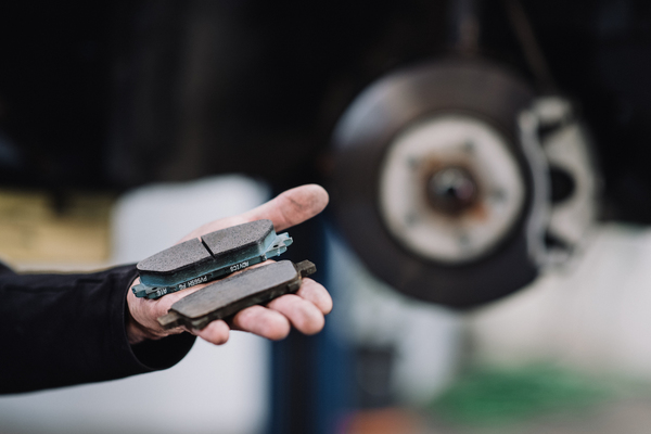 Organic vs Ceramic brake pads - Which one is the best for your car?