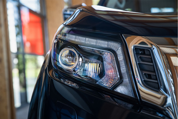 A picture of the 2020 Nissan Navara's headlights