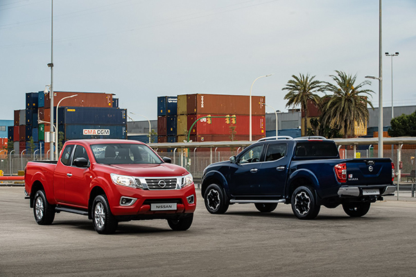 A picture of the two variants of the 2020 Nissan Navara