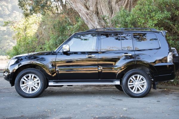 2020 Mitsubishi Pajero side view