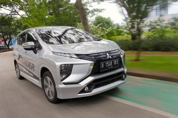 Mitsubishi Xpander at full speed on the road
