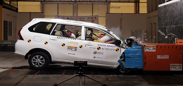 Toyota avanza crash test