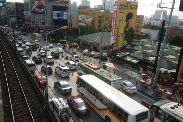 traffic congestion in metro manila: A picture of EDSA with heavy traffic