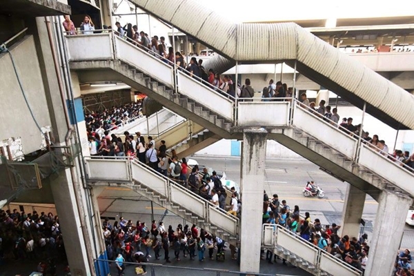 long queue at LRT station