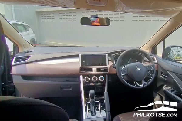 The ocher-ish red combined with the black makes for a sporty looking interior Mitsubishi Xpander Cross 2020