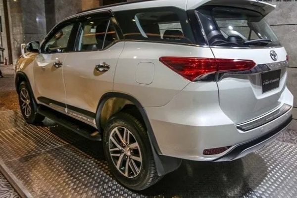 A picture of the Toyota Fortuner's rear end.