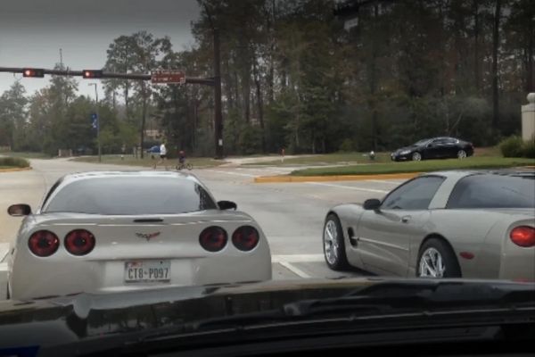 2-corvettes-waiting-for-stoplight