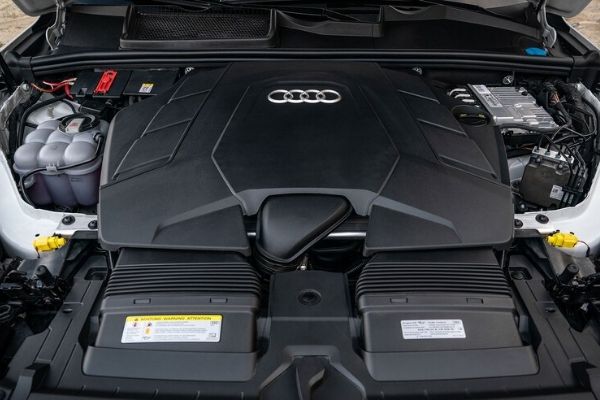 A picture of the 2020 Audi Q7's engine bay