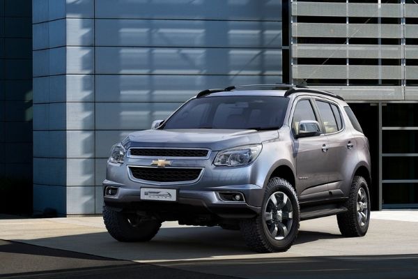 Ladder frames and seven seats. What's not to like? A picture of a Chevrolet Trailblazer in an urban environment