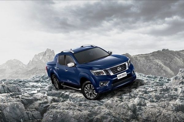 A picture of the Navara VL Sport climbing a mountain