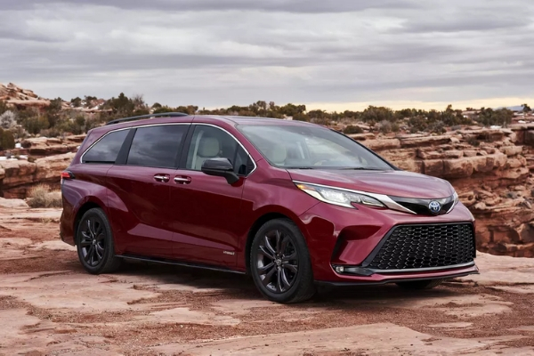2021 Toyota Sienna brings our faith back in minivans (not because it's hybrid)