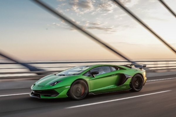 What's the top speed of the Lamborghini Aventador?