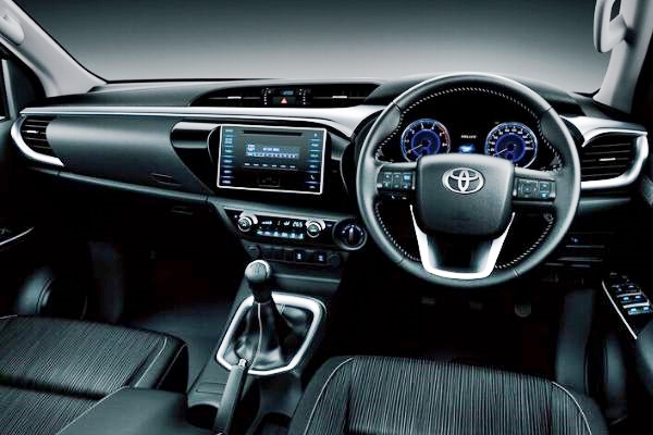 2020 Toyota Hilux Old vs New: Interior 2016 toyota hilux interior
