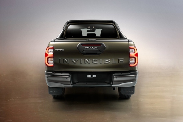 2020 Toyota Hilux Old vs New: Rear 2020 toyota hilux rear