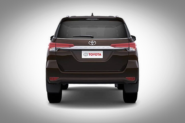 2020 Toyota Fortuner Old vs New: Rear end 2017 toyota fortuner rear