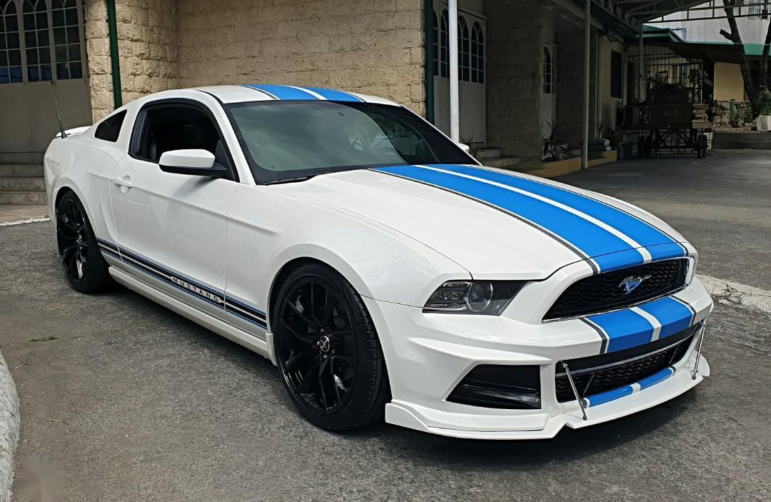 Ford mustang white