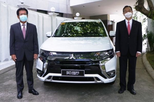 Mitsubishi Philippines delivers its first Outlander PHEV